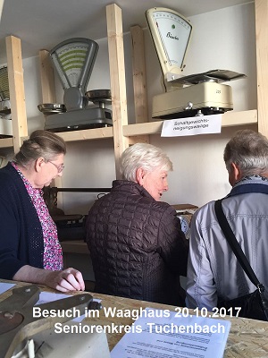 Besucher der Waagenausstellung